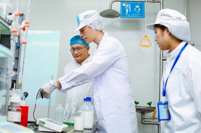 探究真實溯源 朱亞文代言“簡愛父愛配方”，揭示全程透明化與極致質檢的雙重保障
